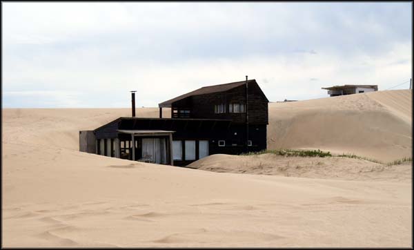 Construção em meio às dunas de Punta del Diablo