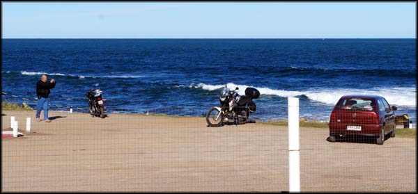 A motoca gerando curiosidade, à época era desconhecida no Uruguai