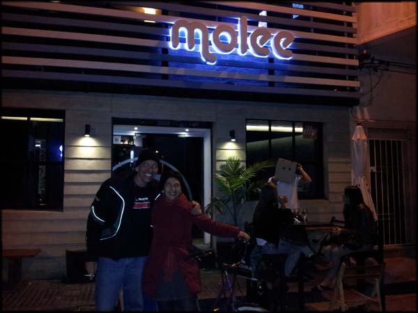 Eu, Mabel e o Cabeça de Pizza em frente ao Molee