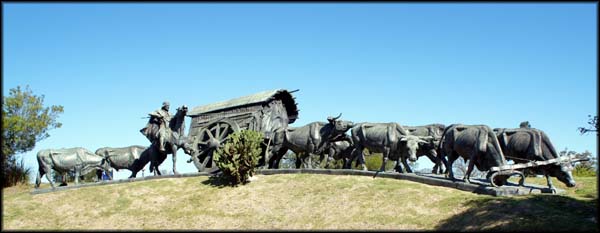 Monumento La Carreta, impressionante obra de ferro super detalhada