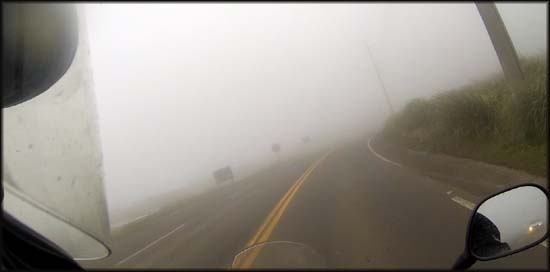 Neblina tomou conta de novo, e eu preocupado com os carros que vinham atrás