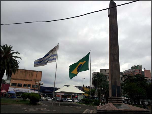Praça na fronteira Brasil x Uruguai em Rivera